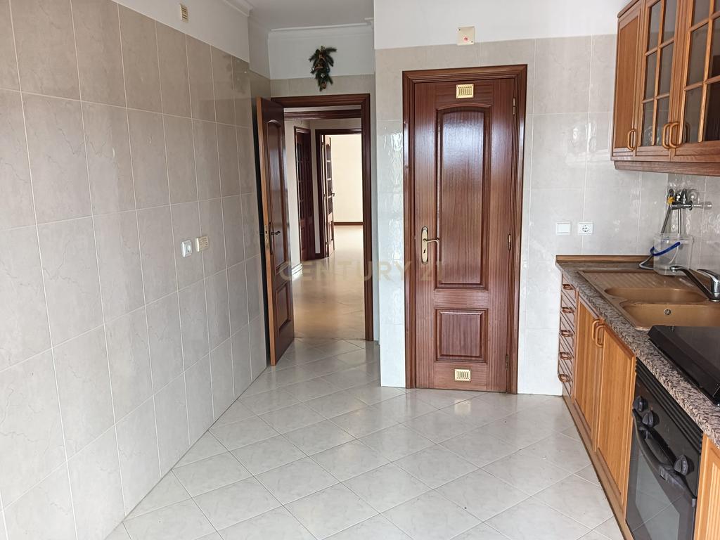 T3 com Suite/Garagem e Arrecadação - Vialonga - Image 55