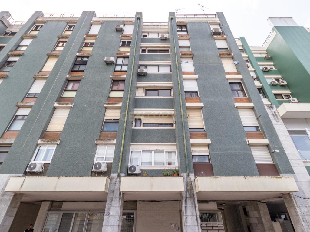 Apartamento T4 com Boas Áreas - Prt Av. Cidade Lourenço Marques - Olivais - Image 26