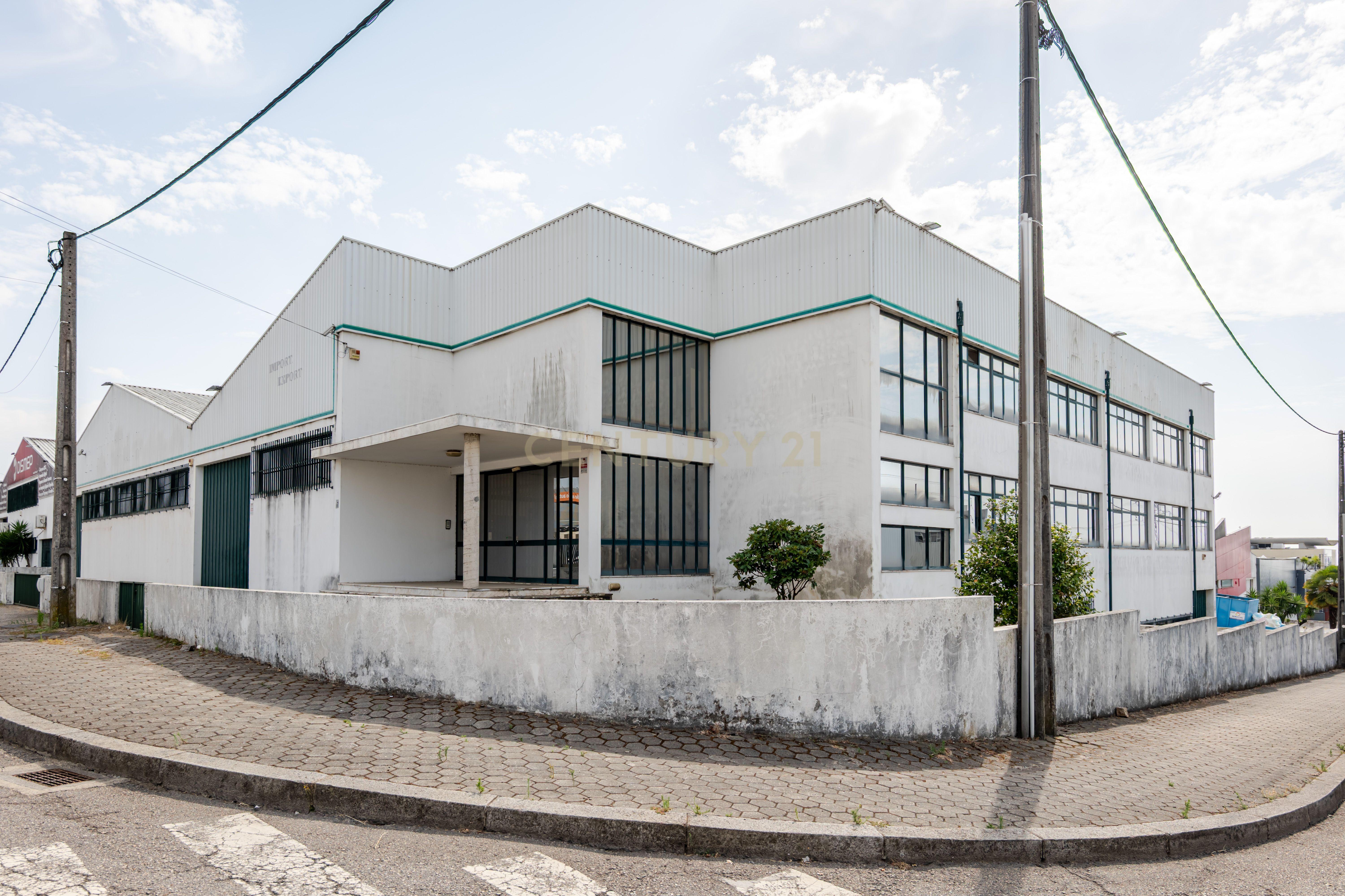 Fotografia 3 de Armazém Gaveto para arrendar em Grijó/Vila Nova de Gaia com 2.555 m² Zona Industrial com Acessos A1 e A29