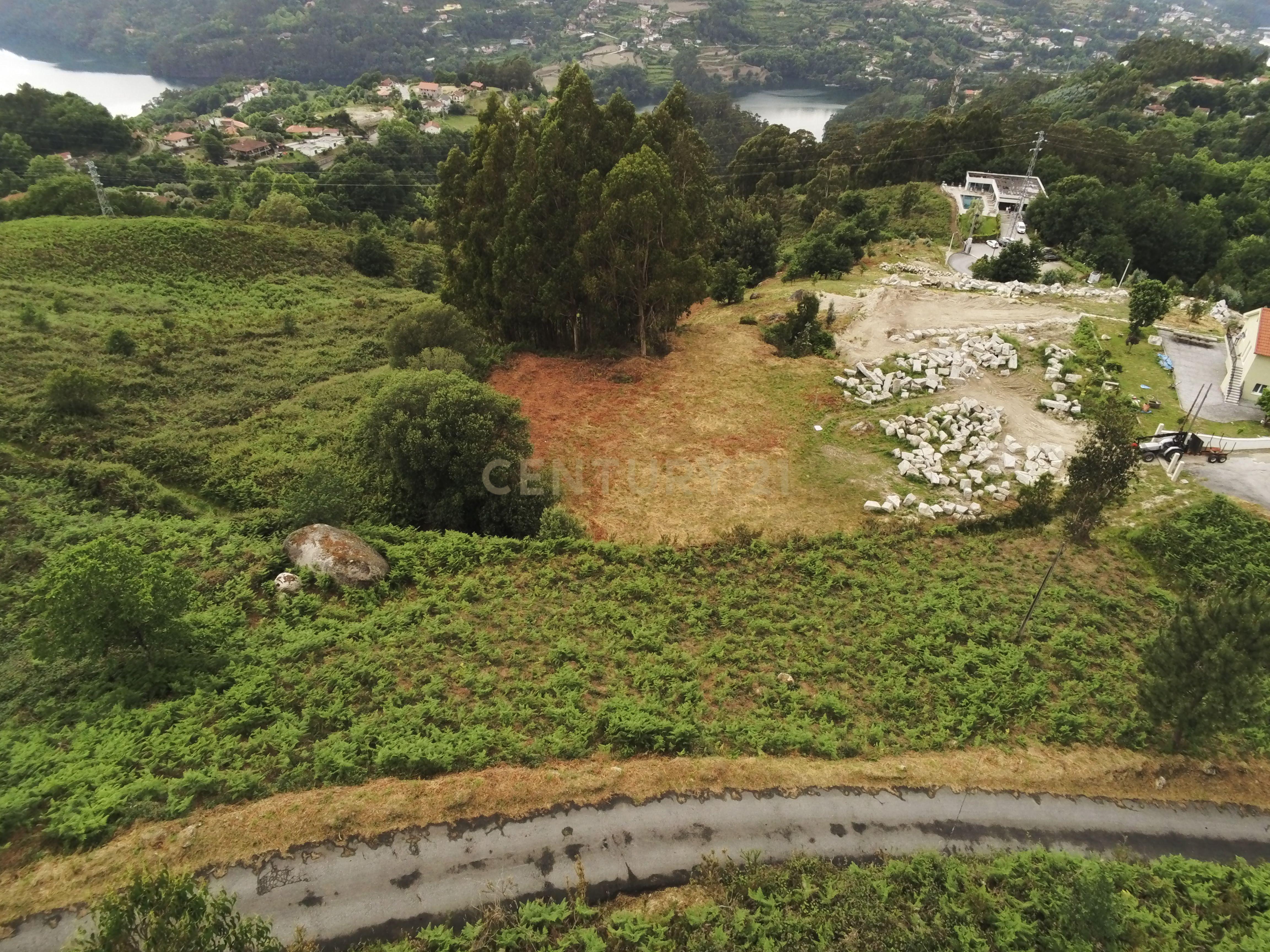 Fotografia 10 de Terreno Único com 2.500 m² e Vistas Deslumbrantes sobre o Rio – Gerês