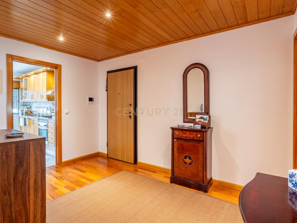 Apartamento T3 em Prior Velho com garagem - Image 12