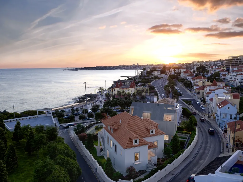 Moradia de Luxo T3+1 com Piscina Privativa e Jardim no Estoril — Vista Mar - Image 12