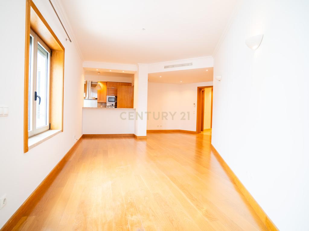 Apartamento T1 no Edifício ECRA com Lugar de Estacionamento - Image 4