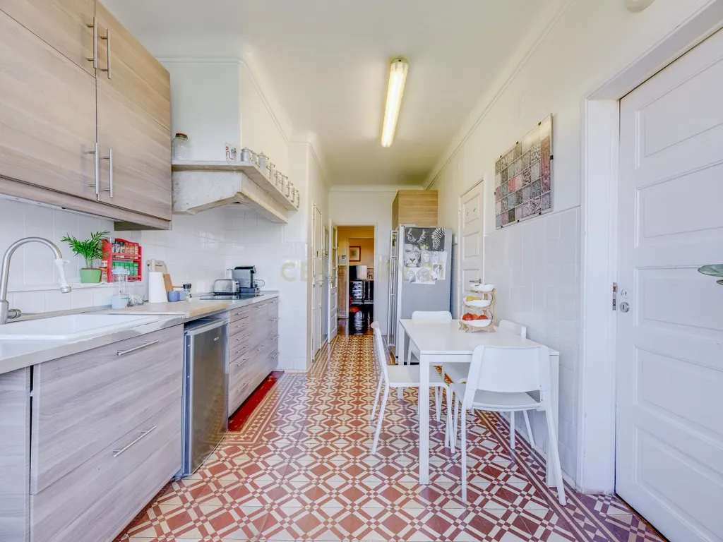 Fantástico Apartamento na Av. João XXI, com uma localização estratégica. - Image 3