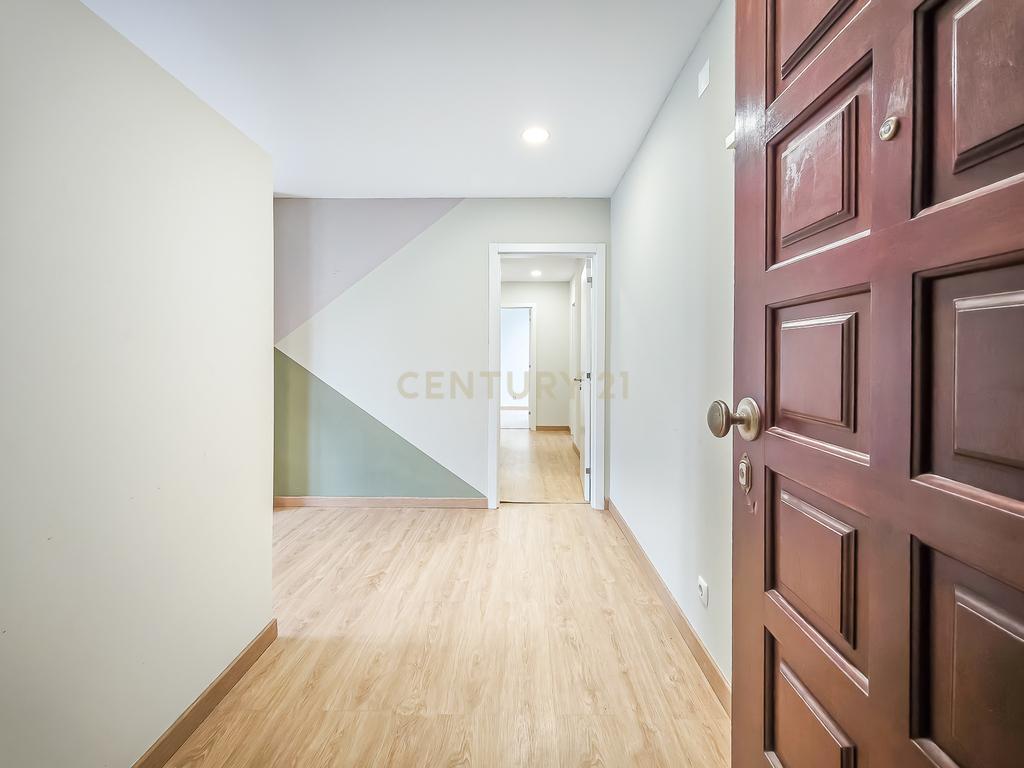 Apartamento Renovado em Cascais com 3 Quartos e Varanda - Image 3