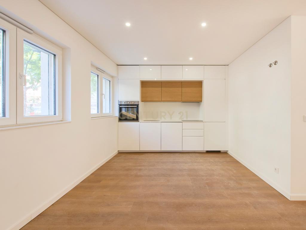 T0 totalmente reabilitado com 66 m² e potencial para T2 | Barreiro - Image 5