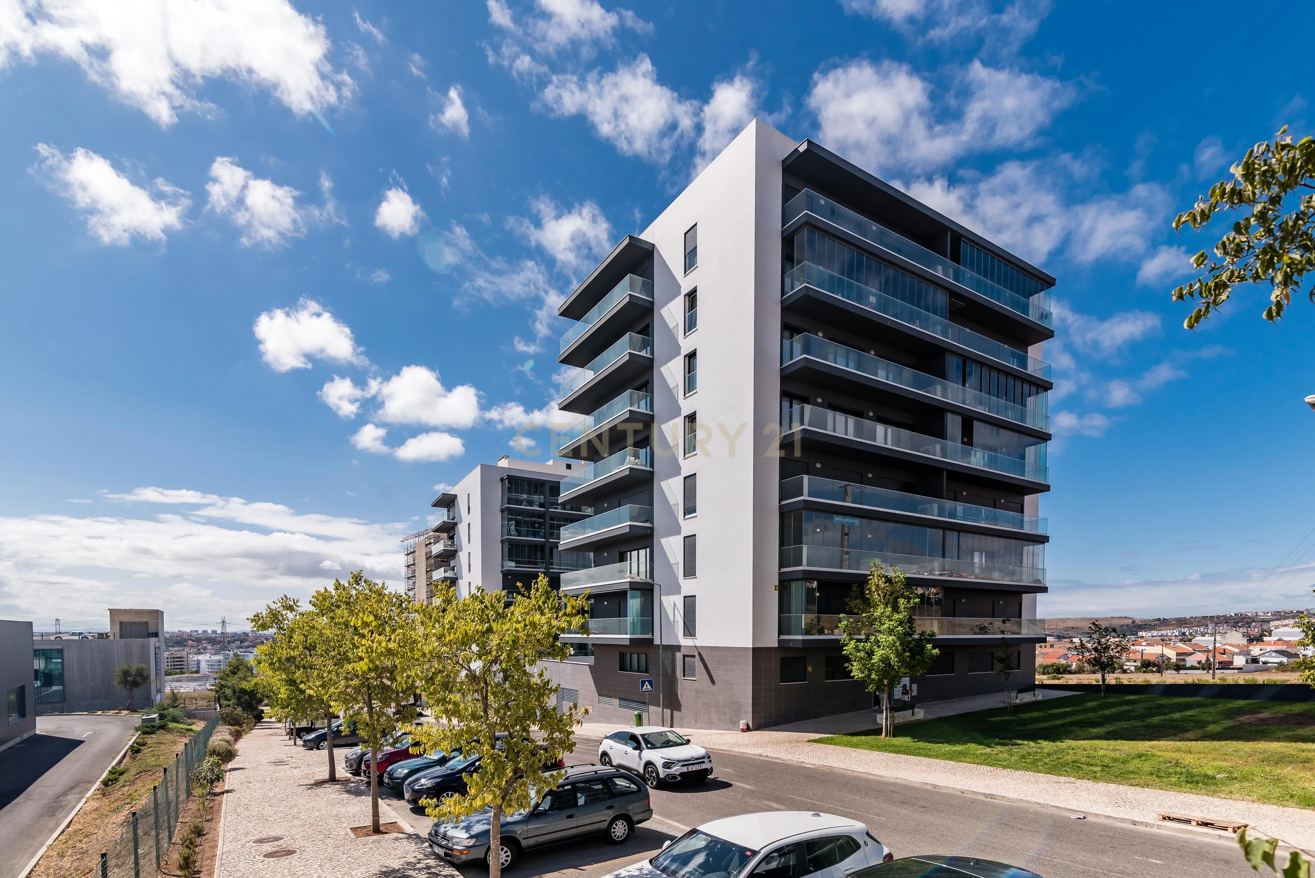 Luxuoso Apartamento T3 em Odivelas com Vista Panorâmica - Image 1