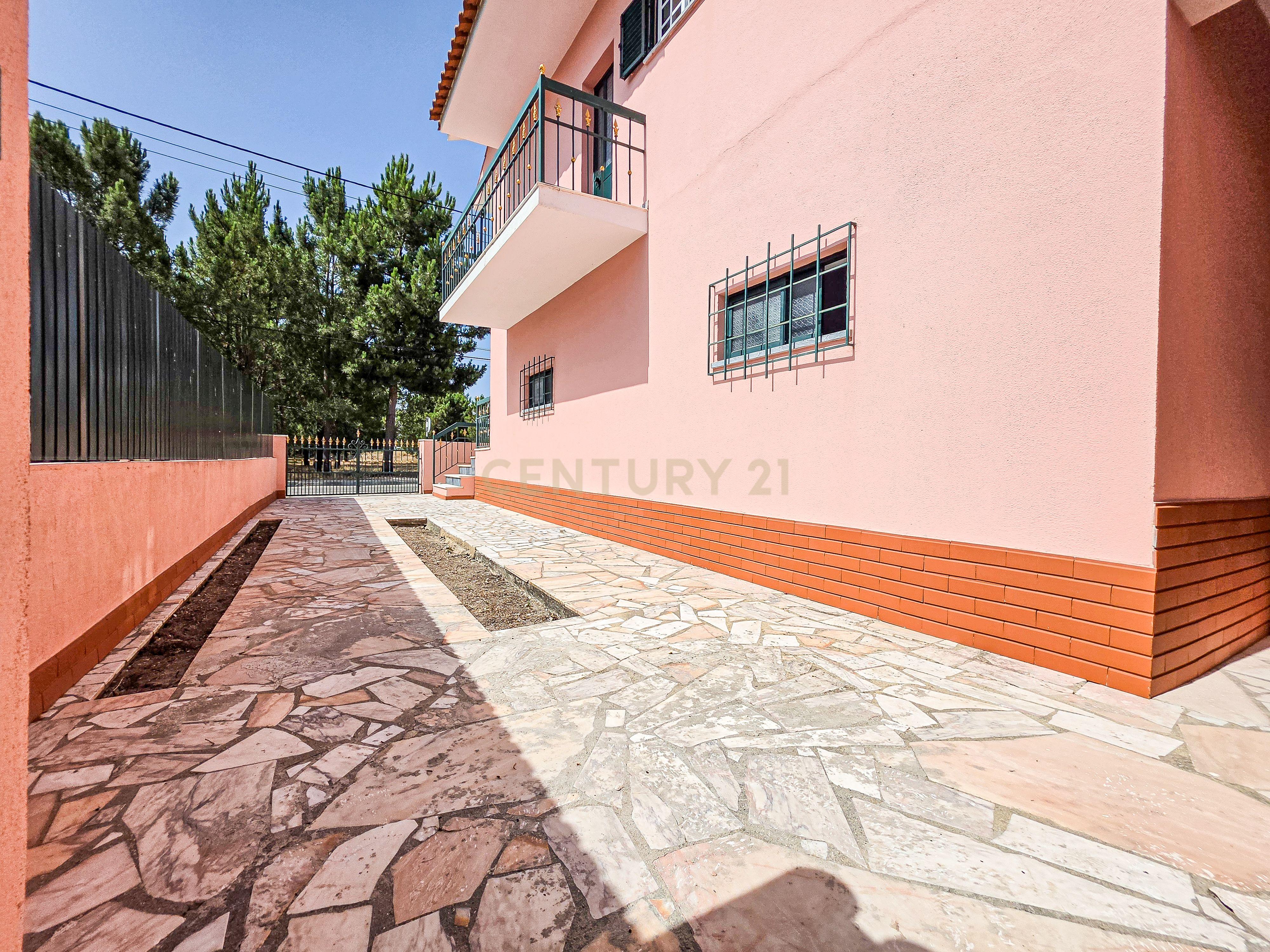 Fotografia 10 de Moradia T3 + Loja em Fernão Ferro, Seixal - Oportunidade Única!