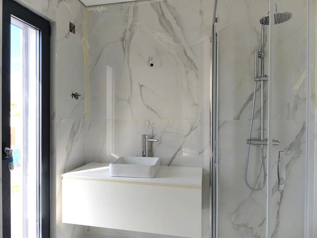 MORADIA CONTEMPORÂNEA T3+1 COM PISCINA NA CHARNECA DA CAPARICA – A 5 MINUTOS DA PRAIA! - Image 17