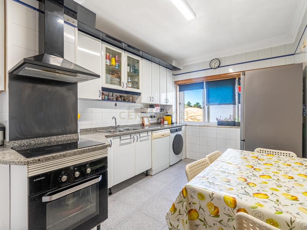Exclusivo T4 Duplex na Urbanização da Cavaleira | 205 m² de Área Total | Parqueamento - Image 5