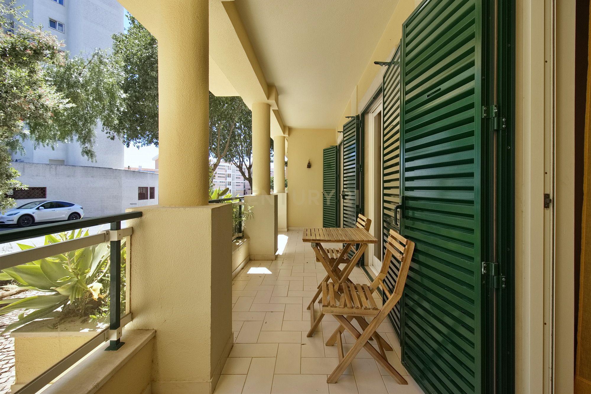 Fotografia 10 de T2 Parede (Buzano) com terraço para arrendar mobilado.