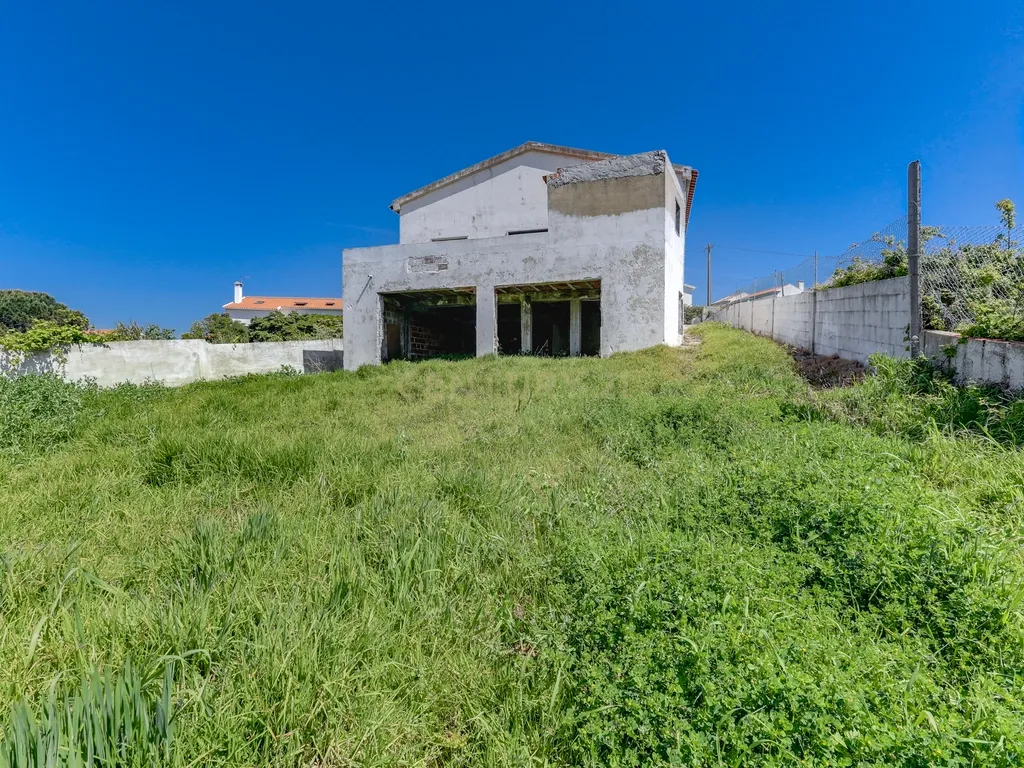 Moradia com Terreno Amplo e Vista Mar na Carvoeira - Image 47
