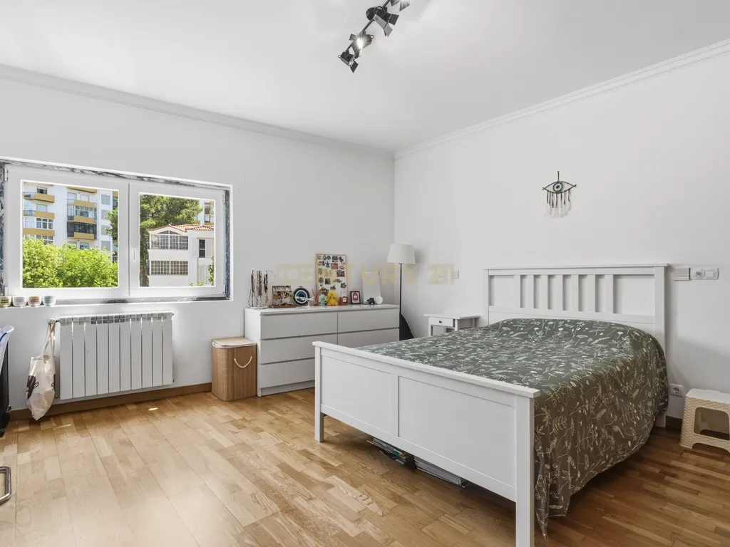 Elegante Apartamento T3 no Estoril com Box Fechada para 3 carros a poucos metros da praia - Image 31