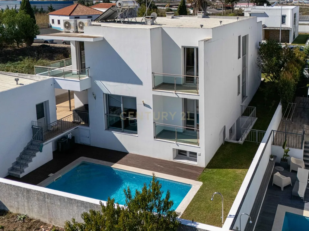 Moradia Isolada de Arquitetura Moderna com Piscina, Jardim e Garagem (Morelena /Pêro Pinheiro) - Image 59