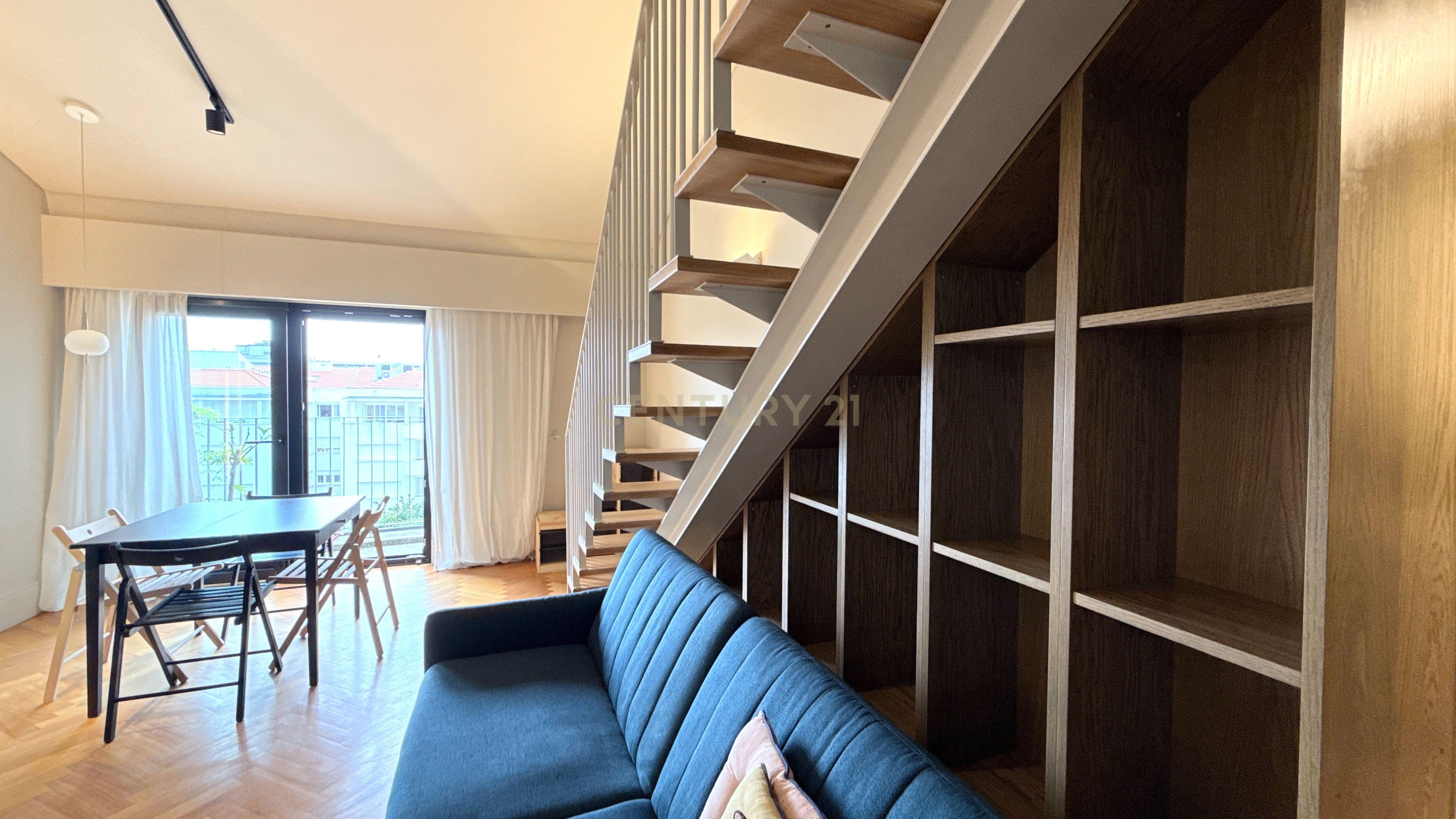 Fotografia 7 de Excelente T2 Duplex Mobilado com Vista Desafogada e Varanda | Centro do Porto | Edifício de 2022