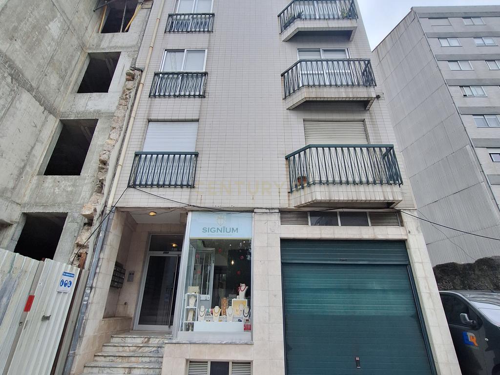 Excelente Apartamento T1 com Varanda, Garagem e Arrumos na Rua de Costa Cabral, Porto - Image 15