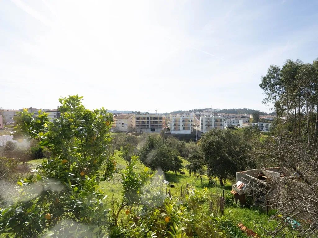 Excelente oportunidade de investimento no centro de São Martinho do Bispo, Coimbra. As referências C0289-01959 (moradia e terreno) e C0289-01957 (terreno) são vendidas em conjunto. - Image 35