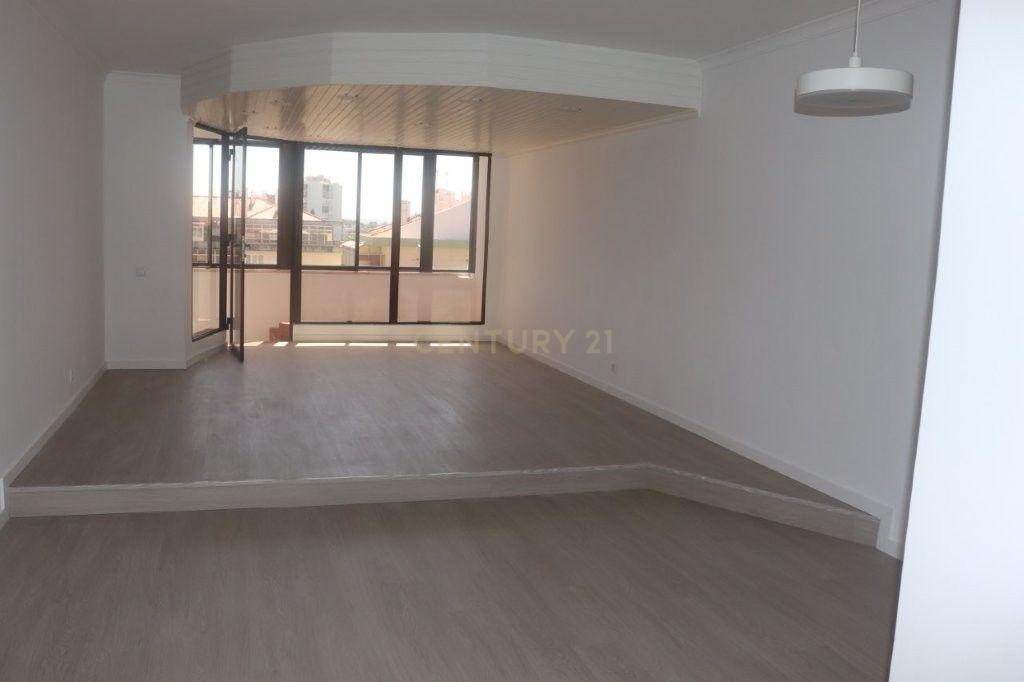 Fotografia 8 de Apartamento Renovado T2 em Oeiras com Vista Atraente