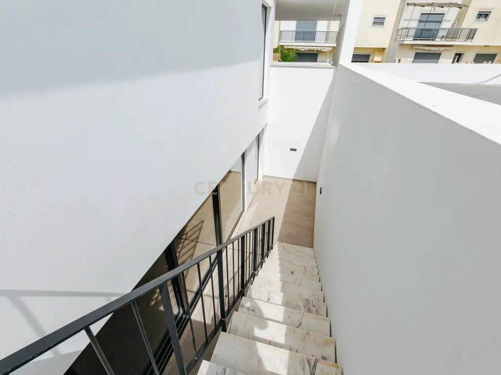 Moradia T4 com piscina e 3 suites | A escolha inteligente para viver com mais espaço a minutos de Lisboa - Image 35