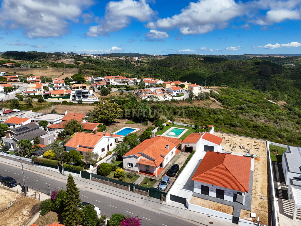 Moradia Isolada com Piscina em Lote de 908 m² | Sala Ampla | Jardim e Vista Desafogada -Mafra - Image 9