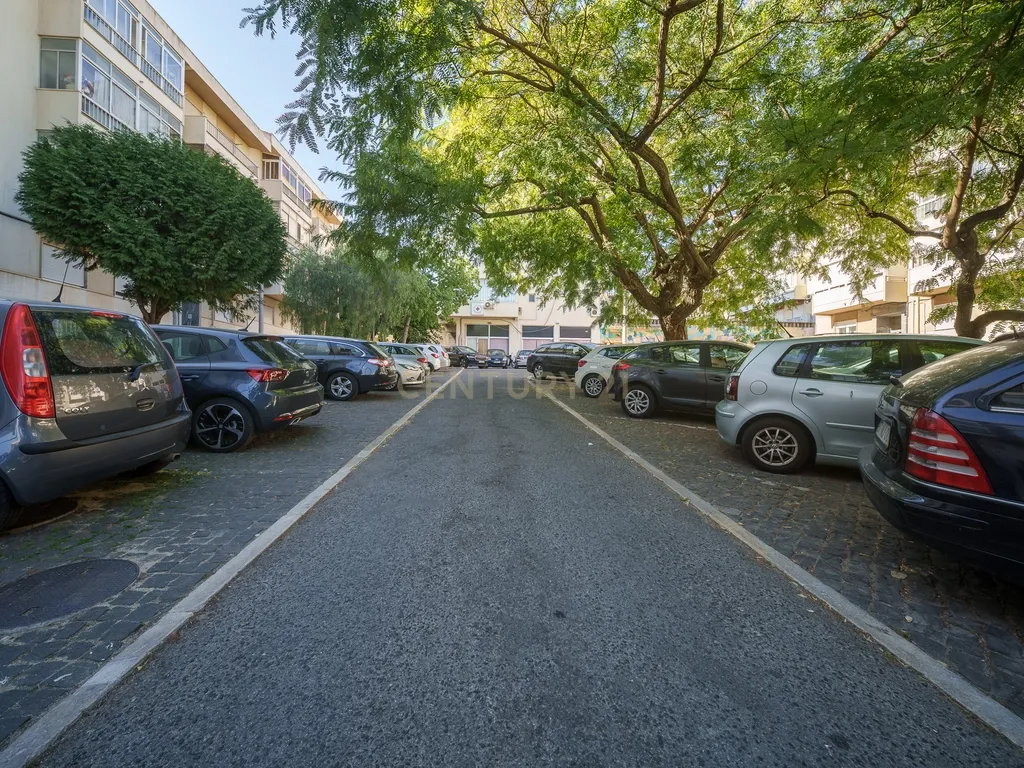 Apartamento T2 Renovado com Varanda e Arrecadação em São João da Talha - Image 16