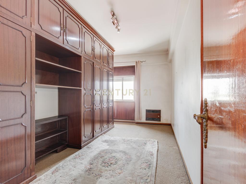 Apartamento T4 com Boas Áreas - Prt Av. Cidade Lourenço Marques - Olivais - Image 10