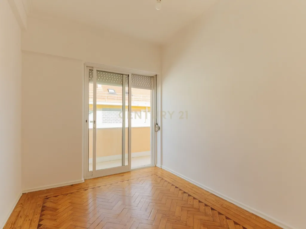 APARTAMENTO T4 COM VARANDA NO BEATO - EXCELENTE LOCALIZAÇÃO - Image 11
