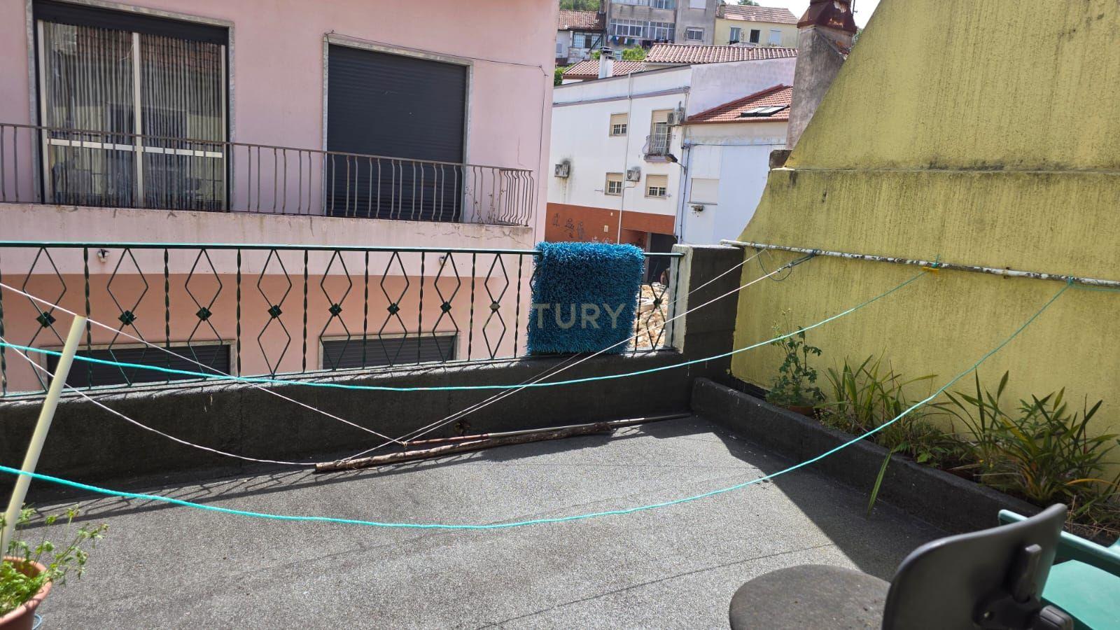 Fotografia 4 de Moradia para recuperar no centro de Pombal - Oportunidade de Investimento