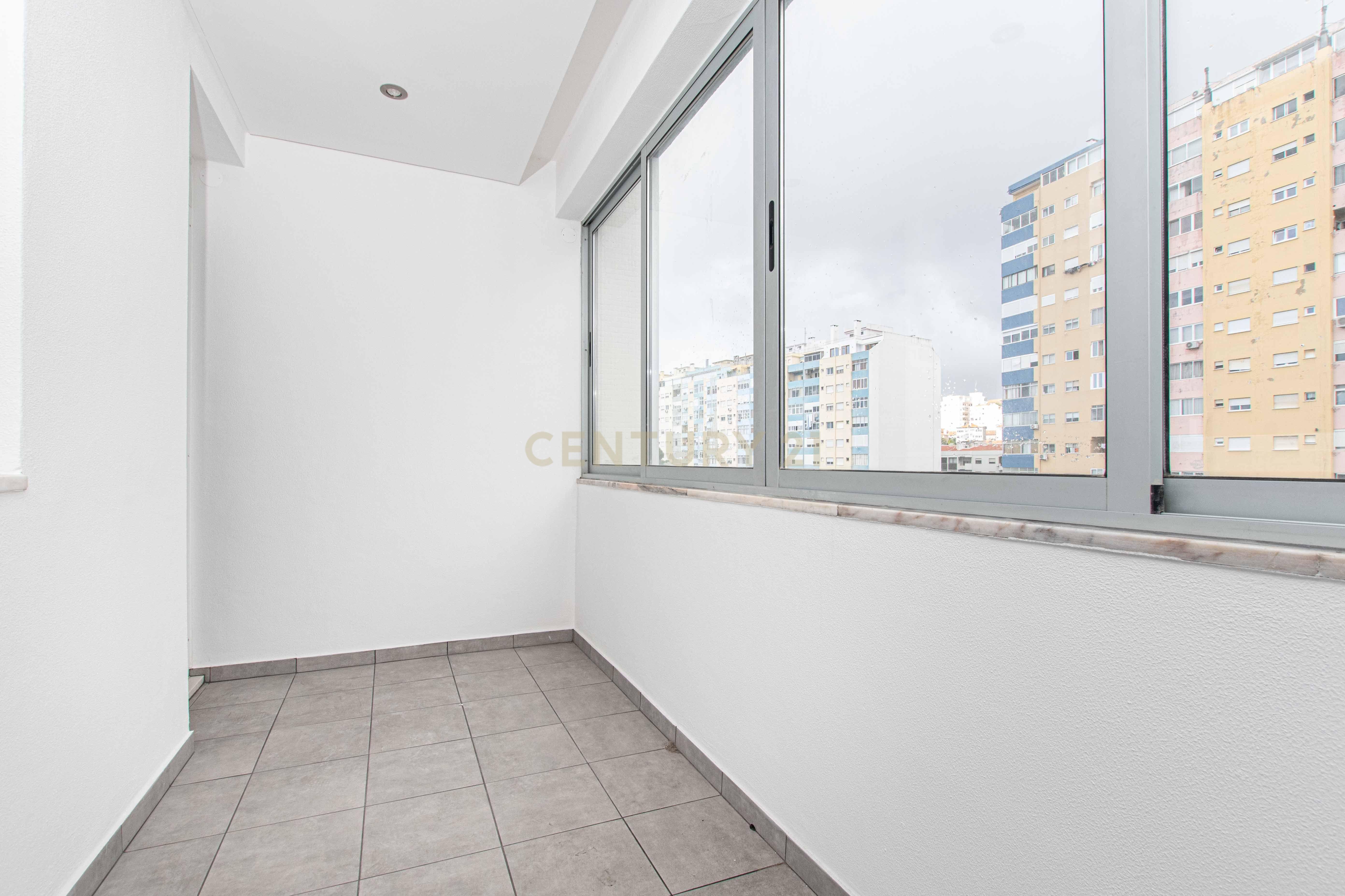 Fotografia 6 de T3 Totalmente Remodelado com Vista Rio | Cacilhas, Almada