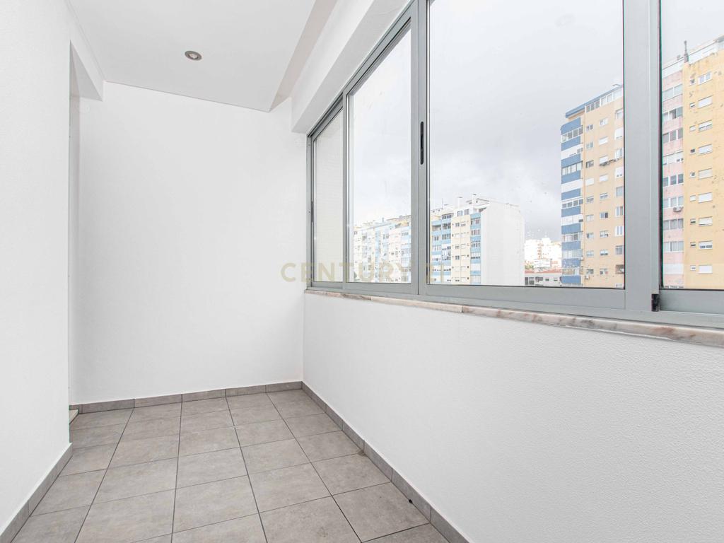 T3 Totalmente Remodelado com Vista Rio | Cacilhas, Almada - Image 6