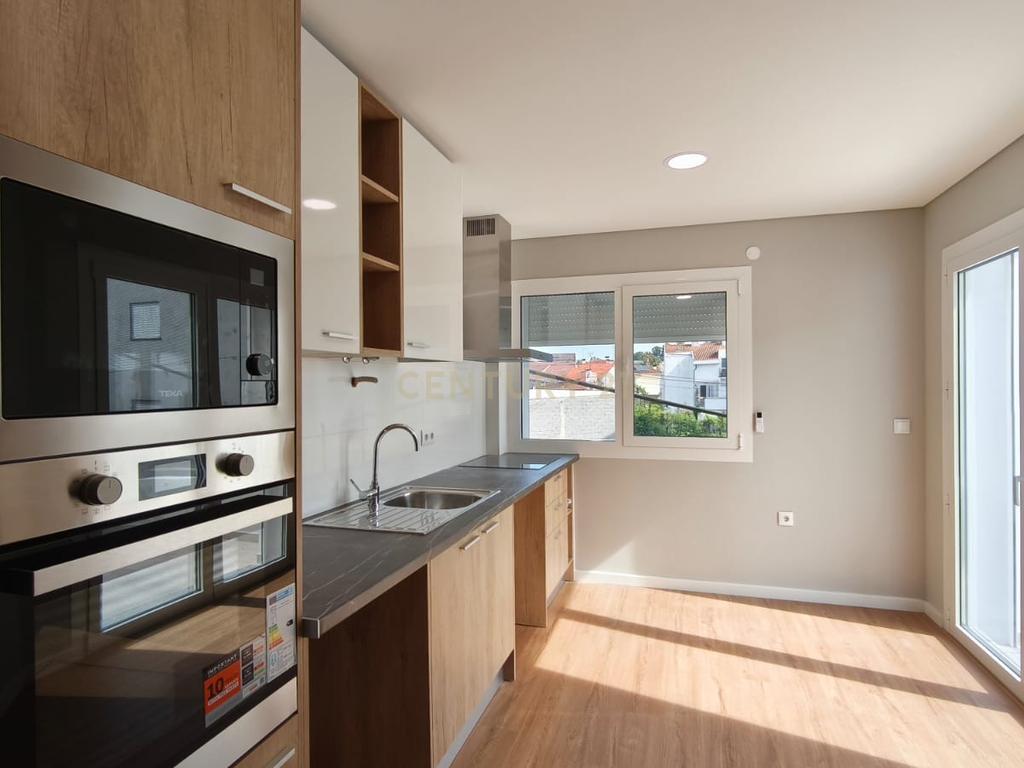Apartamento T1 remodelado em Viseu com Terraço e Garagem - Image 1