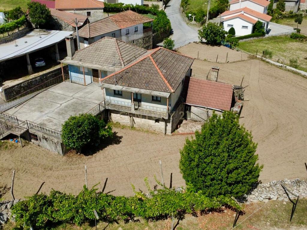 Moradia com 1 300 m² de Terreno e Elevado Potencial em Tabosa do Carregal - Image 2