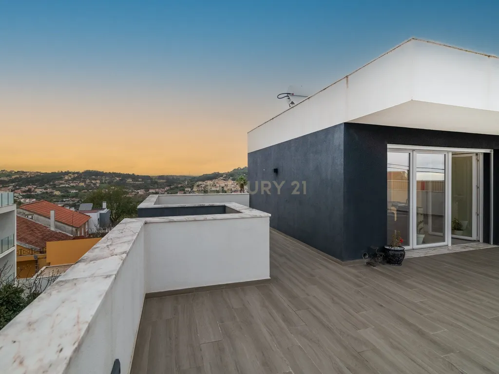 Moderna Moradia T3 em Caneças com Piscina - Image 42