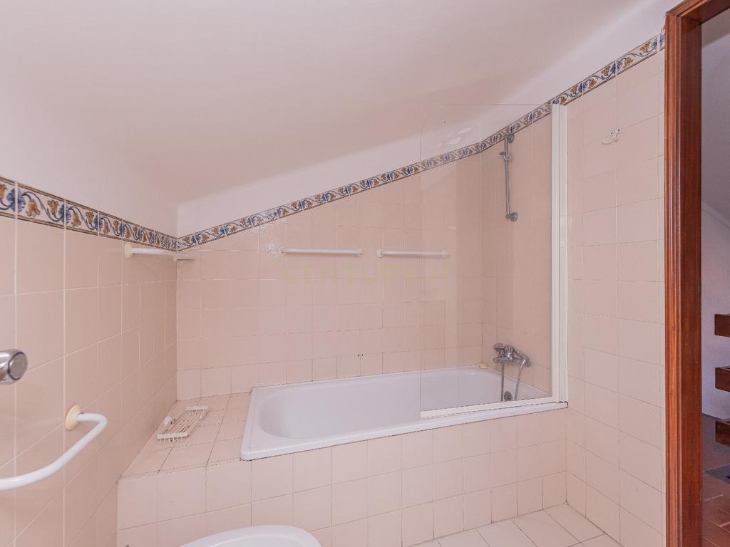 T4 Duplex na Vila de Sesimbra – Ideal para Férias em Família - Image 16