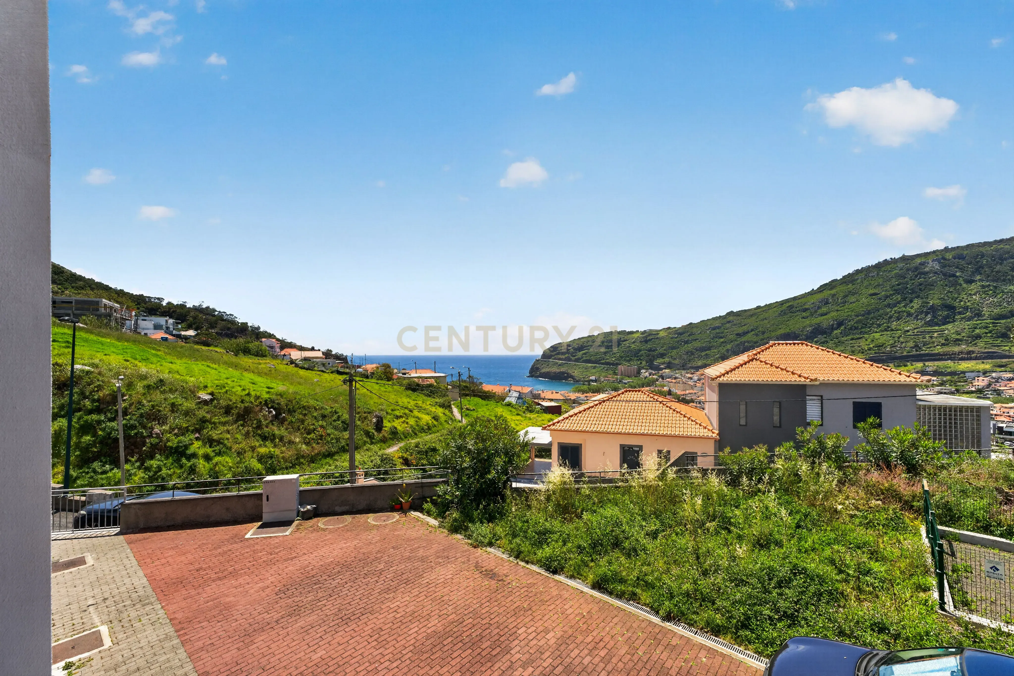 Fotografia 9 de Moradia em Banda T3 em Machico – Luz Natural, Vista Mar e Excelente Localização