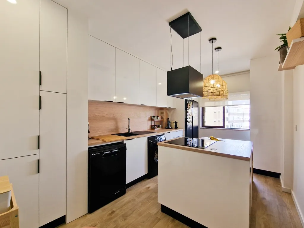 Excelente apartamento de 4 assoalhadas RENOVADO recentemente, com amplitude de todas as suas divisões - 113m2. - Image 1