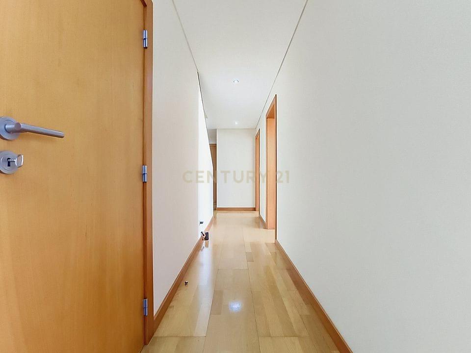Duplex T2 de Excelência com Vista Mar e Serra - Image 7