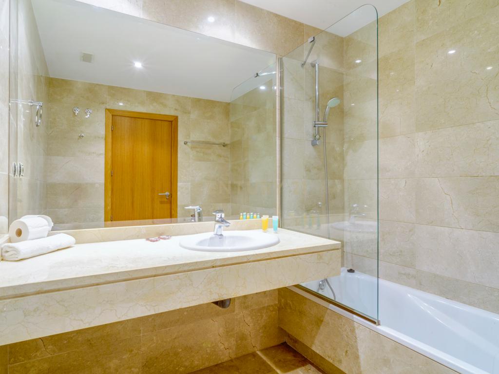 Luxuosa Moradia T3 com Vista Panorâmica em Málaga - Image 13