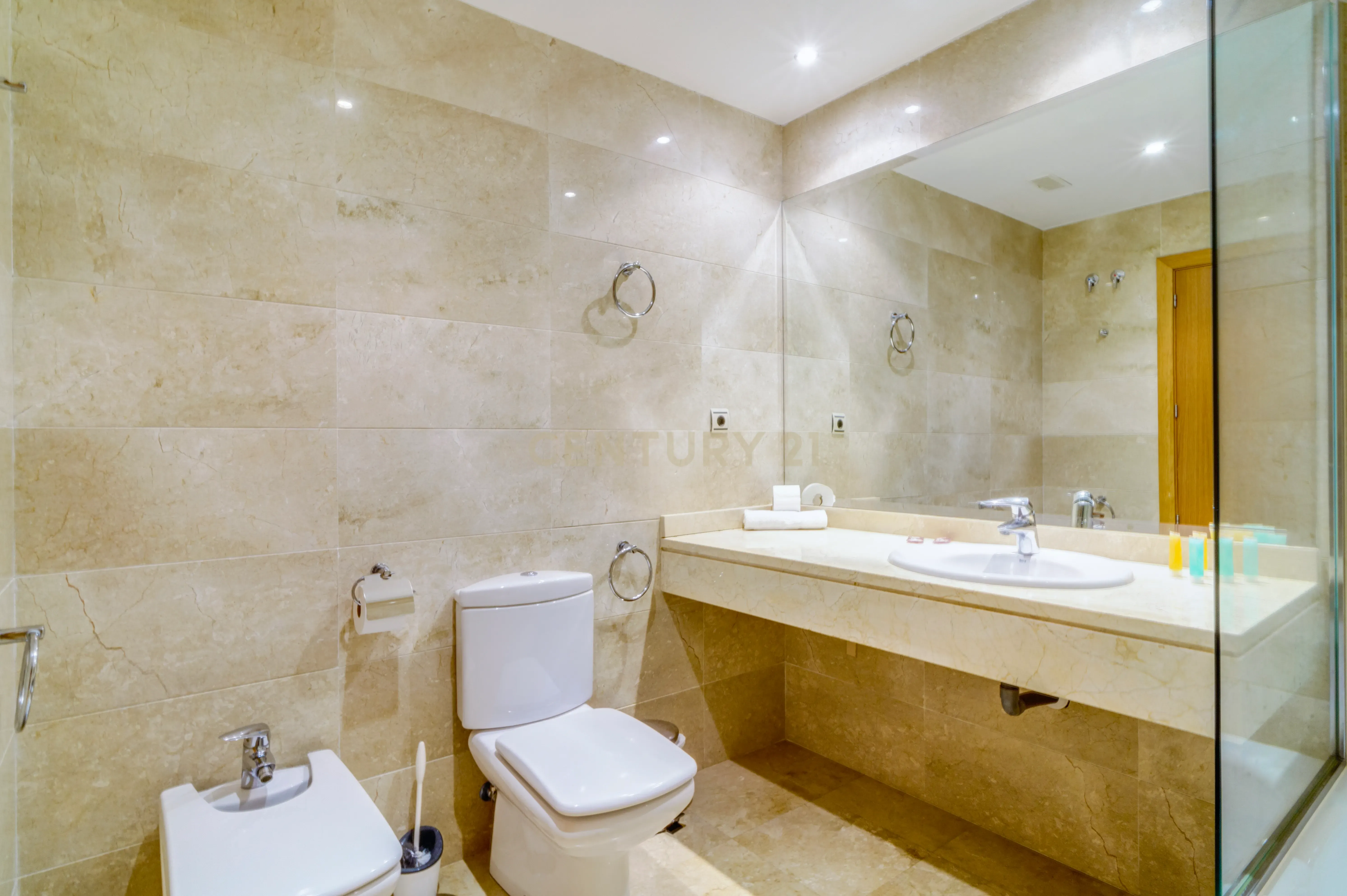 Luxuosa Moradia T3 com Vista Panorâmica em Málaga - Image 12
