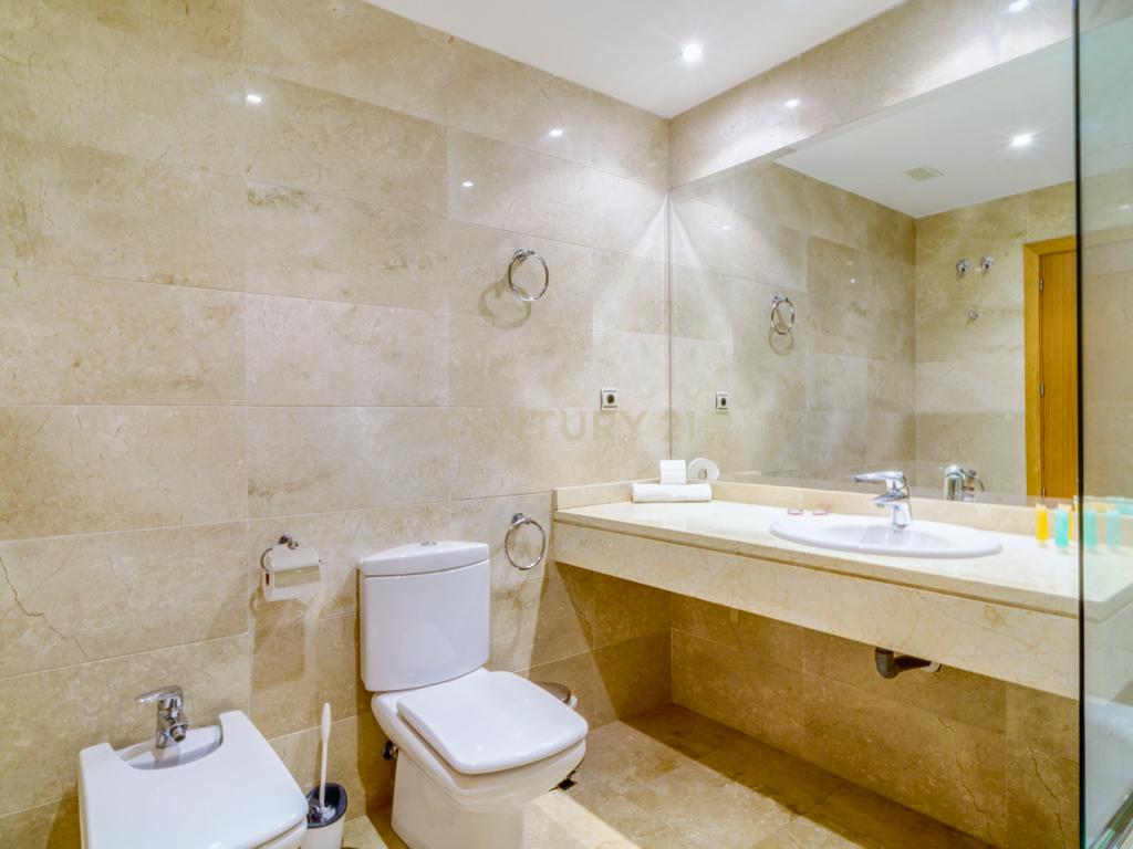 Luxuosa Moradia T3 com Vista Panorâmica em Málaga - Image 12