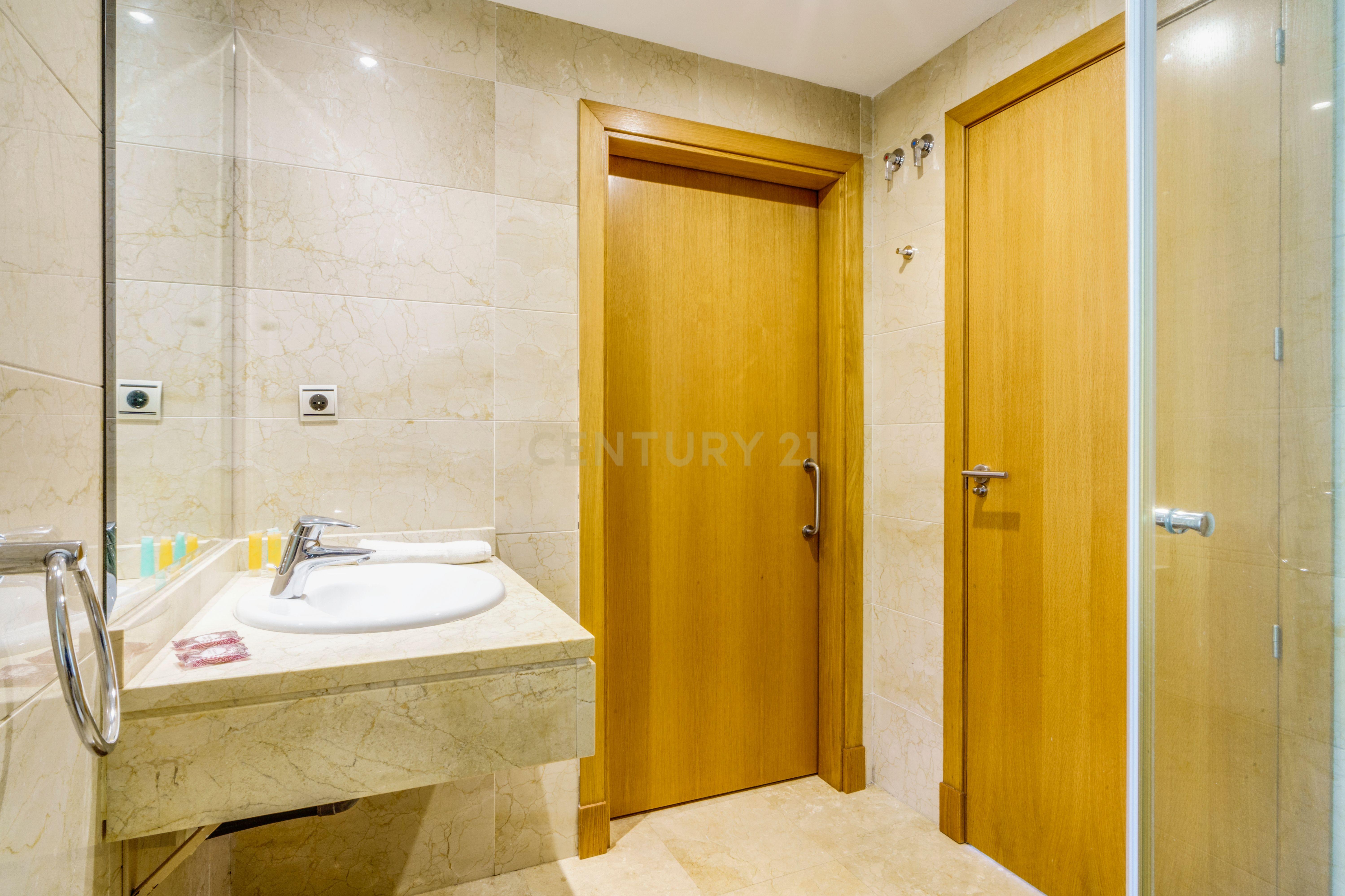 Luxuosa Moradia T3 com Vista Panorâmica em Málaga - Image 16