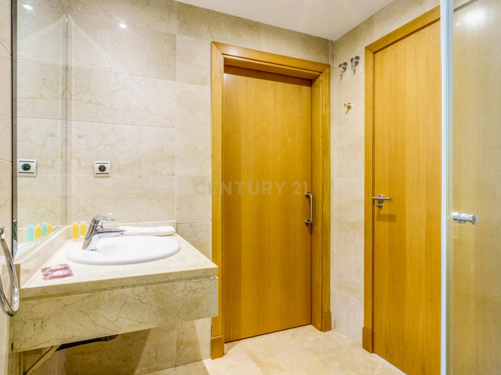 Luxuosa Moradia T3 com Vista Panorâmica em Málaga - Image 16