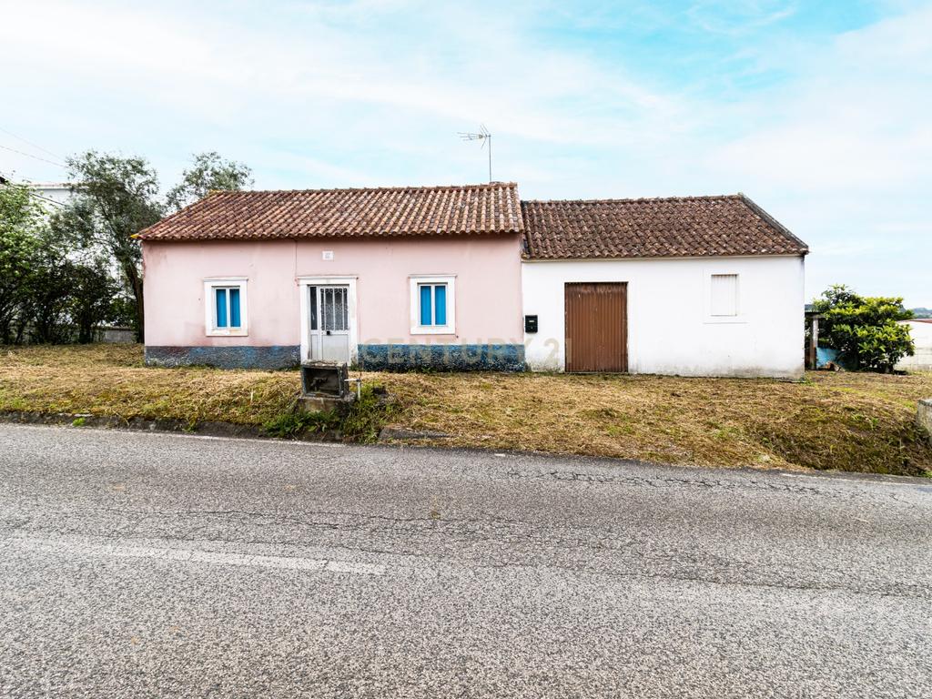 Casa T2 em Alcobaça com Jardim e Vista para o Campo - Image 1