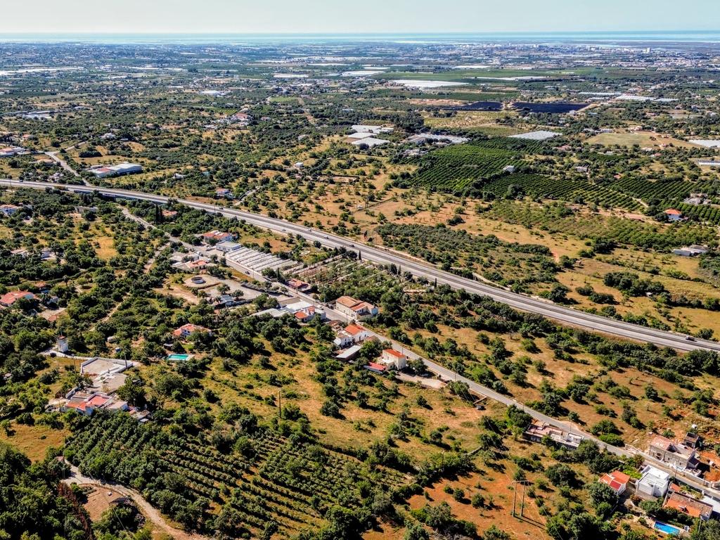 Terreno Rústico em Faro com Vista Panorâmica e Acesso Fácil - Image 2
