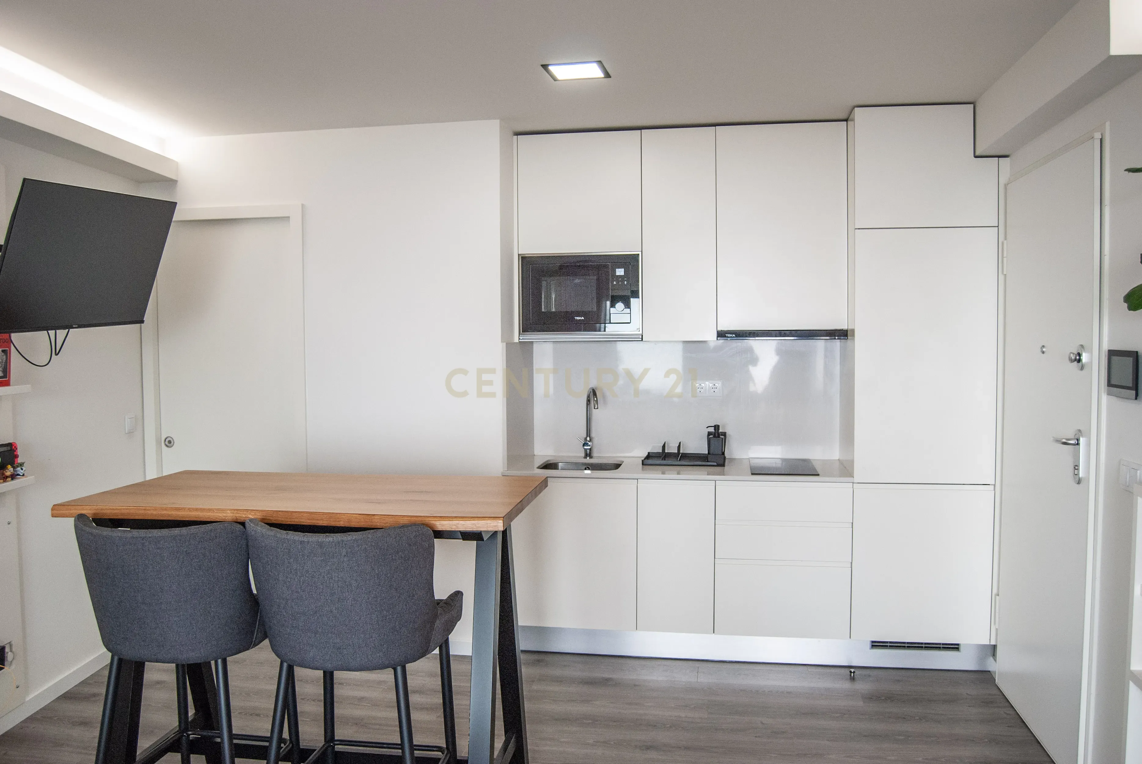 Apartamento T0 Mobilado com varanda - Zona central de Aveiro - Image 1