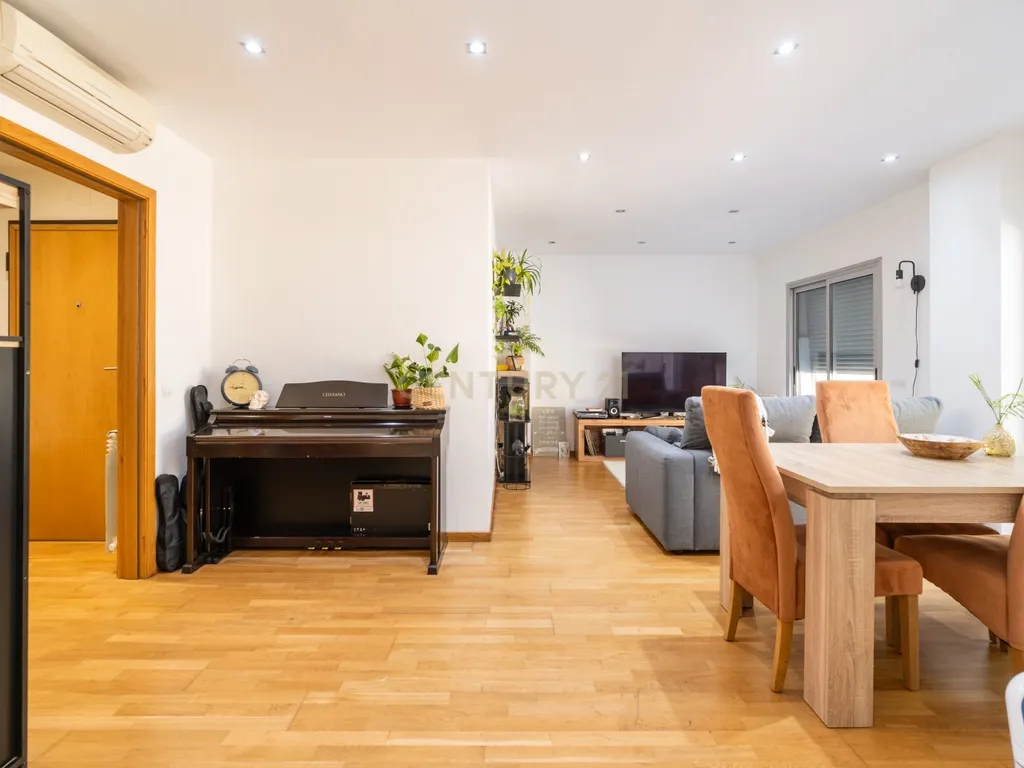 Apartamento T1 com Garagem - Av. Guarda Inglesa - Image 1