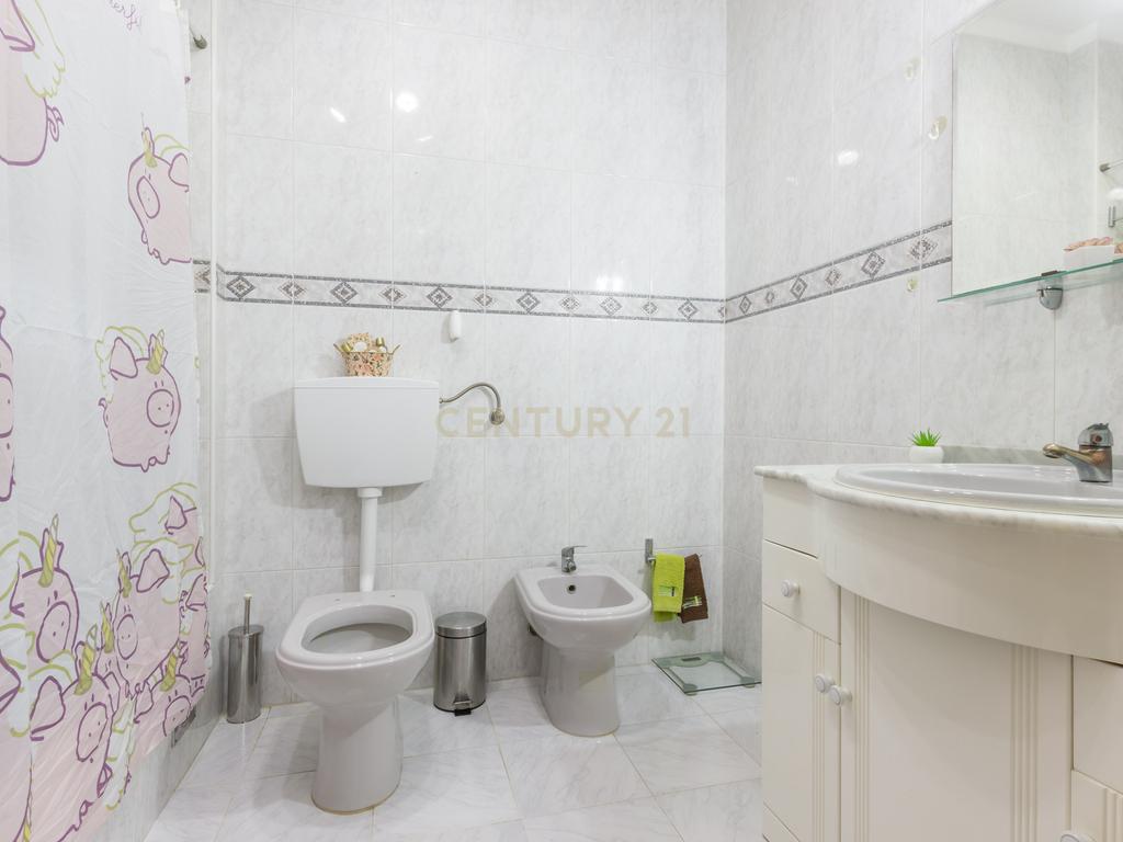 Apartamento T4 transformado em T3, na Baixa da Banheira com boa exposição solar - Image 9
