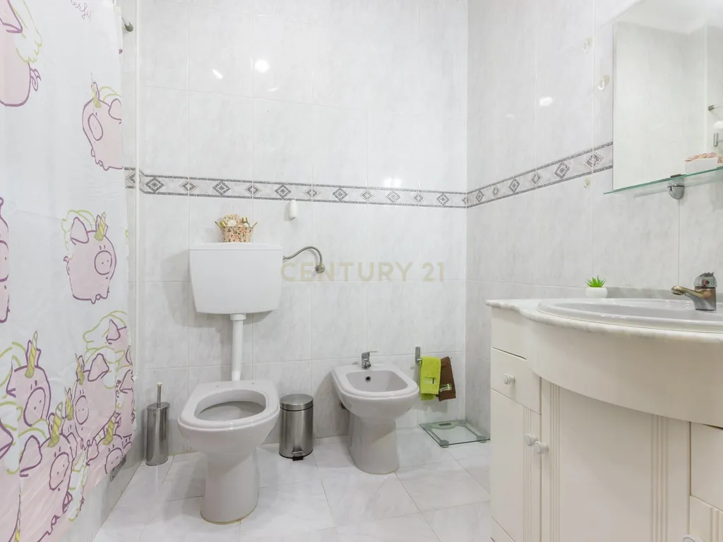 Apartamento T4 transformado em T3, na Baixa da Banheira com boa exposição solar - Image 9