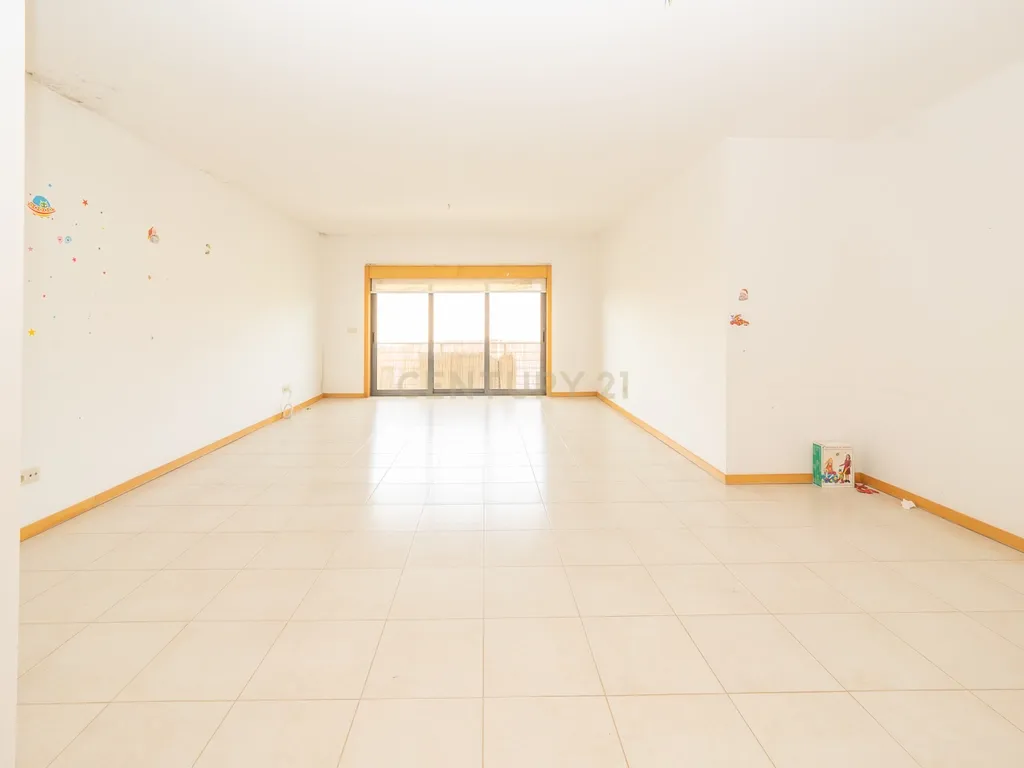 Apartamento T3 com Duas Varandas e Dois Lugares de Estacionamento, na Vila Serena, Pinhal Novo - Image 6