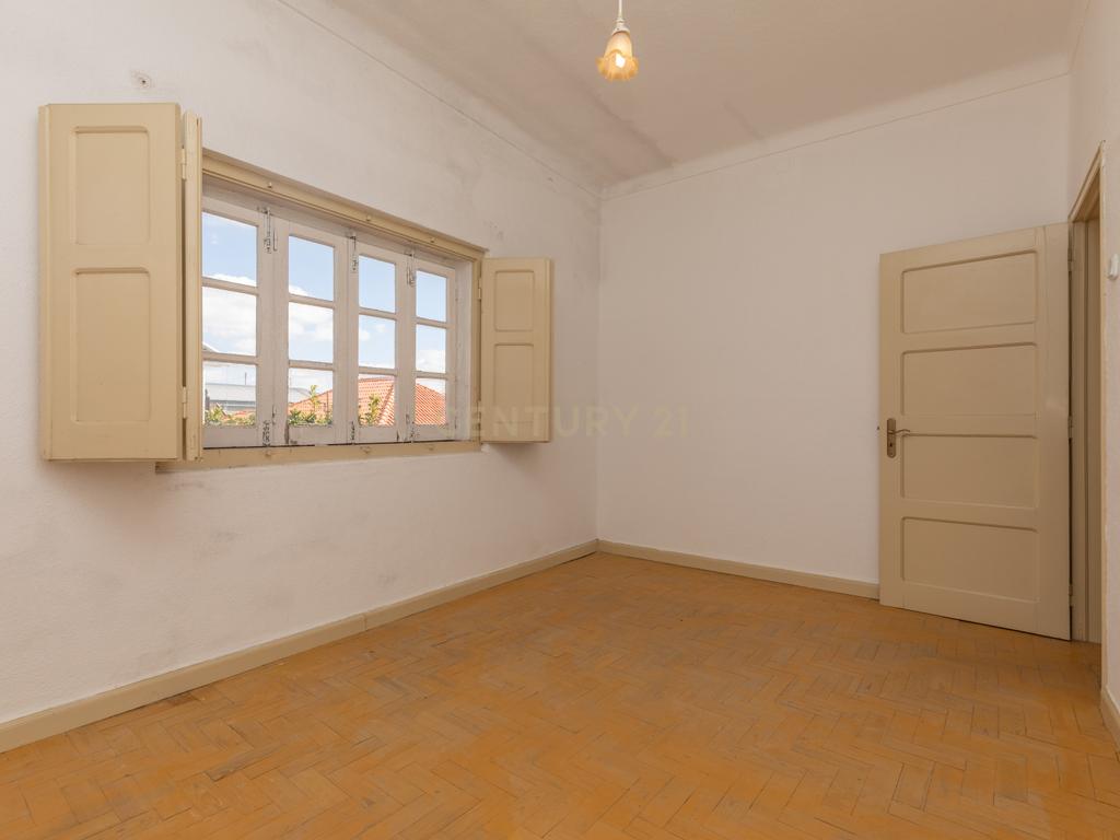 Moradia T6 com Jardim e Vista Panorâmica em Avis - Image 23